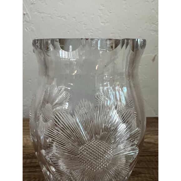 Vintage Cut Glass Bud Vase 7.5” Sunburst Daisy Floral Pattern Clear - Picture 2 of 7